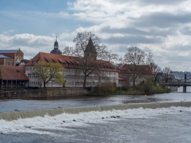 Almanya 'nın Hamelin şehrinde Weser nehrinde şelale.