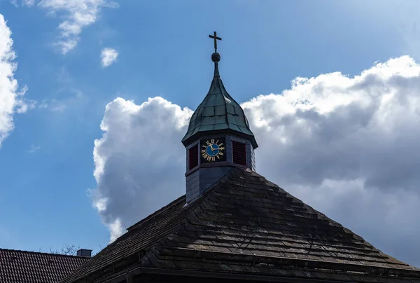 Stary Kościół Uderzający Zegar Słońcu Niemczech — Zdjęcie stockowe