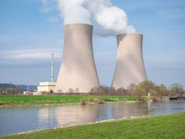 Central Nuclear Contra Cielo Junto Río Atardecer — Foto de Stock