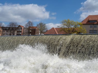 Almanya 'nın Hamelin şehrinde Weser nehrinde şelale.