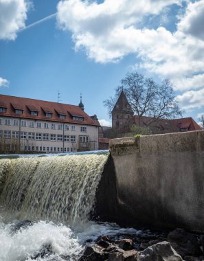 Almanya 'nın Hamelin şehrinde Weser nehrinde şelale.