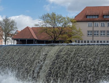 Almanya 'nın Hamelin şehrinde Weser nehrinde şelale.