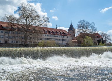 Almanya 'nın Hamelin şehrinde Weser nehrinde şelale.