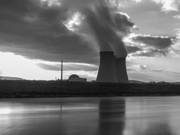 Centrale Nucleare Contro Cielo Vicino Fiume Tramonto — Foto Stock