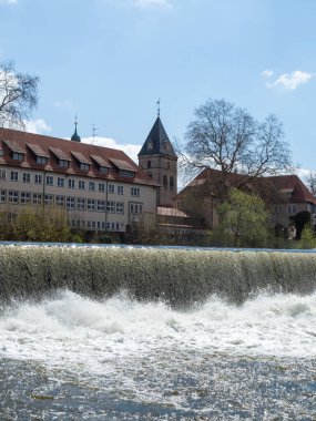 Almanya 'nın Hamelin şehrinde Weser nehrinde şelale.