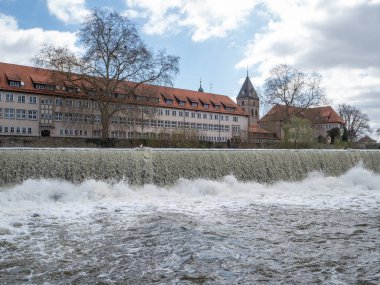 Almanya 'nın Hamelin şehrinde Weser nehrinde şelale.