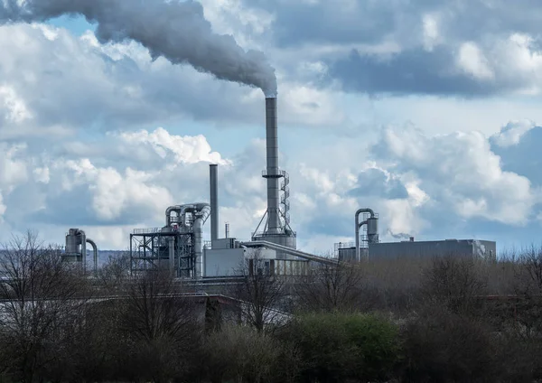 Palący Komin Fabryki Przeciwko Niebu Niemczech — Zdjęcie stockowe