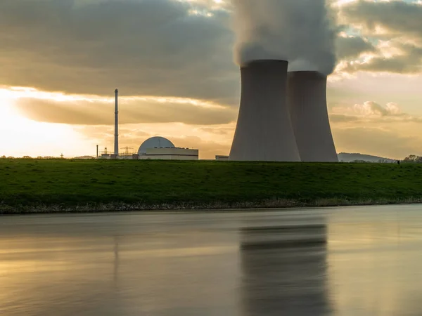 Central Nuclear Contra Cielo Junto Río Atardecer —  Fotos de Stock