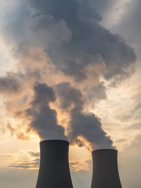 日没時の空に対する原子力発電所 — ストック写真