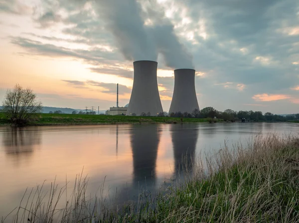 Centrale Nucleare Contro Cielo Vicino Fiume Tramonto — Foto Stock