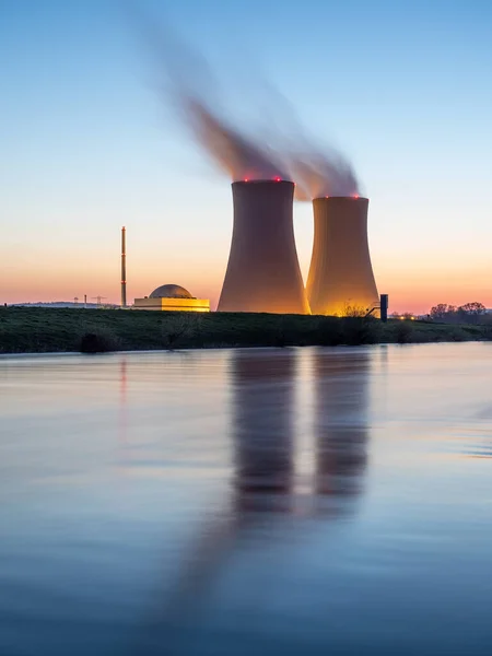 Centrale Nucleare Contro Cielo Vicino Fiume Tramonto — Foto Stock