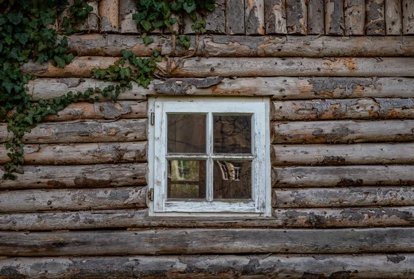 Parete Finestra Legno Una Vecchia Capanna — Foto Stock