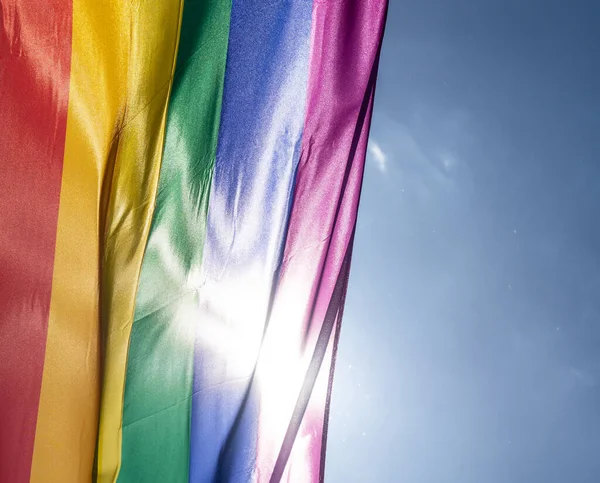 Bandera Del Arco Iris Sol Contra Cielo Azul — Foto de Stock