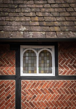 Eski model tuğla duvar ve pencere