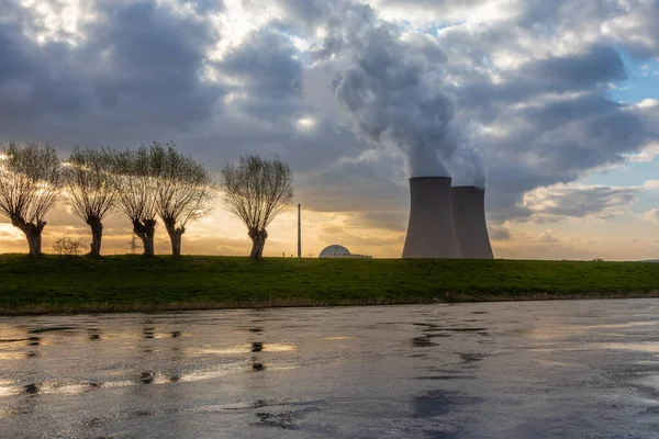 Central Nuclear Junto Rio Pôr Sol — Fotografia de Stock