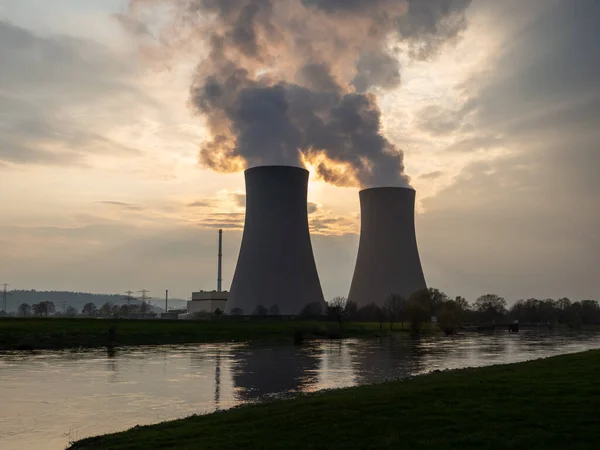 Central Nuclear Contra Cielo Junto Río Atardecer —  Fotos de Stock