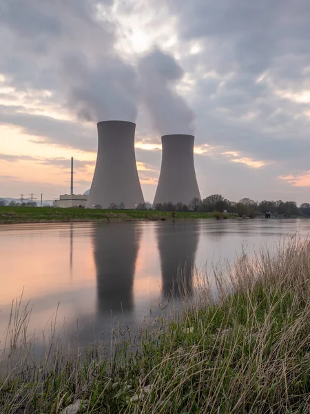 Central Nuclear Contra Cielo Junto Río Atardecer —  Fotos de Stock