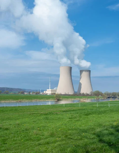 Gökyüzüne Nehre Karşı Nükleer Enerji Santrali — Stok fotoğraf