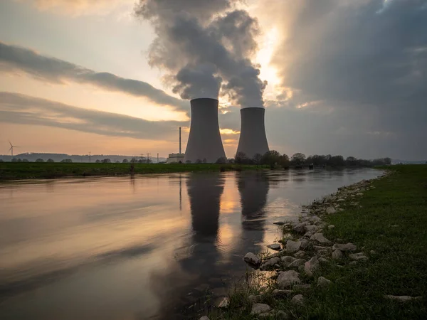 Central Nuclear Contra Cielo Junto Río Atardecer — Foto de Stock