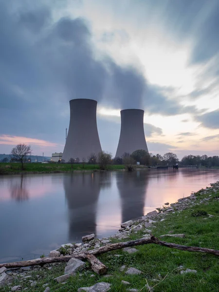 Central Nuclear Contra Cielo Junto Río Atardecer —  Fotos de Stock