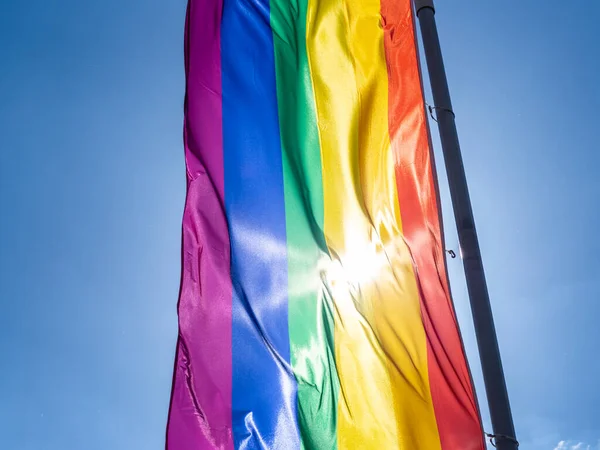 Bandera Del Arco Iris Sol Contra Cielo Azul — Foto de Stock