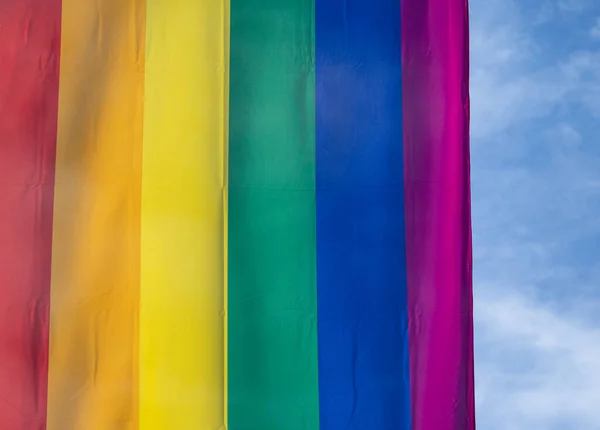 Regnbågsflagga Solsken Mot Blå Himmel — Stockfoto