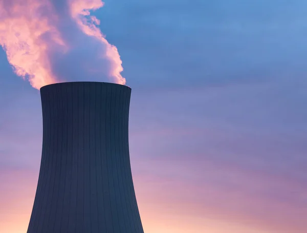 Kärnkraftverk Mot Himlen Vid Solnedgången — Stockfoto