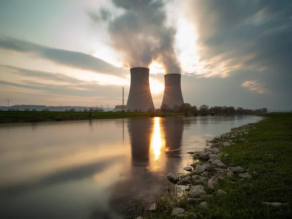 Centrale Nucleare Contro Cielo Vicino Fiume Tramonto — Foto Stock