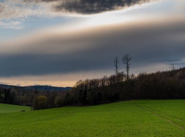 Almanya 'nın güneşli kır manzarası
