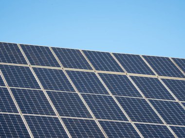 Güneş paneli mavi gökyüzüne karşı gün ışığında