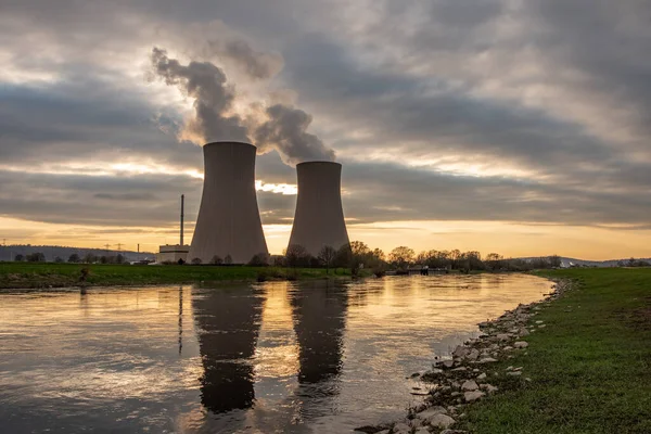 Usina Nuclear Contra Céu Pelo Rio Pôr Sol — Fotografia de Stock