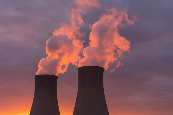 日没時の空に対する原子力発電所 — ストック写真