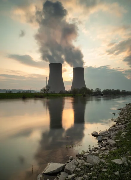 Centrale Nucleare Contro Cielo Vicino Fiume Tramonto — Foto Stock