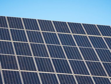 Güneş paneli mavi gökyüzüne karşı gün ışığında