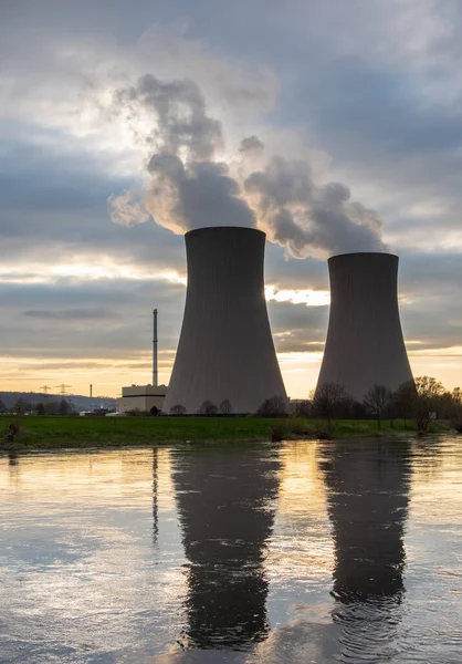 Central Nuclear Contra Cielo Junto Río Atardecer — Foto de Stock