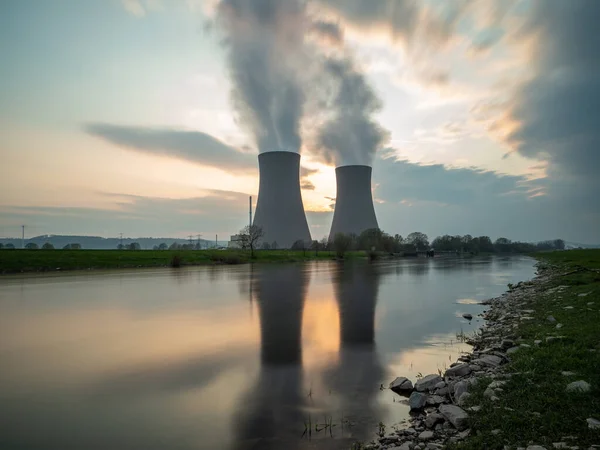 Central Nuclear Contra Cielo Junto Río Atardecer —  Fotos de Stock