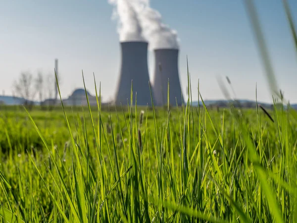 Grama Verde Contra Usina Nuclear Conceito Ecologia — Fotografia de Stock