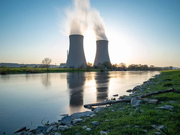 Atomerőmű Ellen Folyónál Naplementekor — Stock Fotó