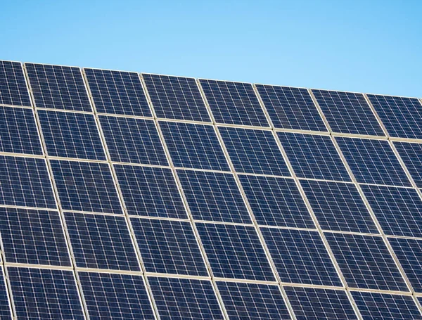Güneş paneli mavi gökyüzüne karşı gün ışığında