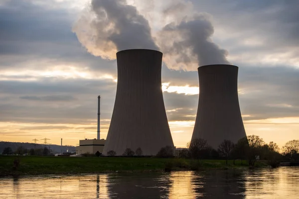 Usina Nuclear Contra Céu Pelo Rio Pôr Sol — Fotografia de Stock