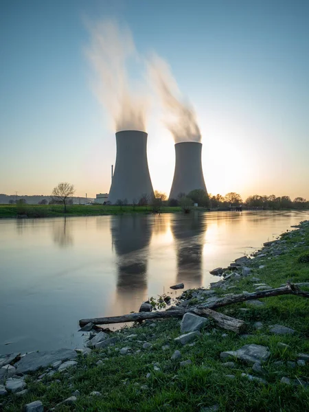 Usina Nuclear Contra Céu Pelo Rio Pôr Sol — Fotografia de Stock