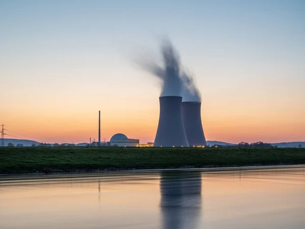 Kärnkraftverk Mot Himlen Vid Floden Vid Solnedgången — Stockfoto