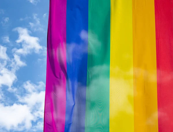 Regnbågsflagga Solsken Mot Blå Himmel — Stockfoto
