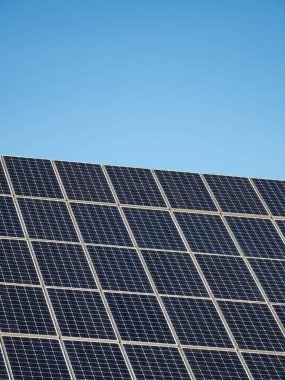 Güneş paneli mavi gökyüzüne karşı gün ışığında
