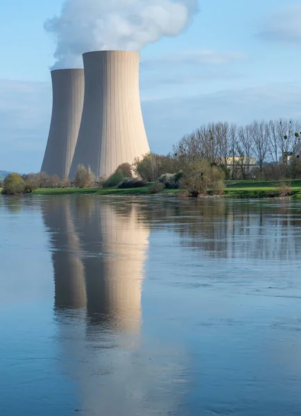 Centrale Nucleare Contro Cielo Vicino Fiume Tramonto — Foto Stock