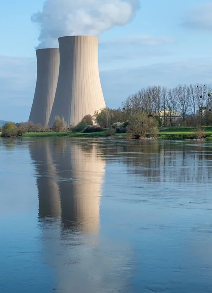 Elektrownia Jądrowa Przeciwko Niebu Nad Rzeką Zachodzie Słońca — Zdjęcie stockowe