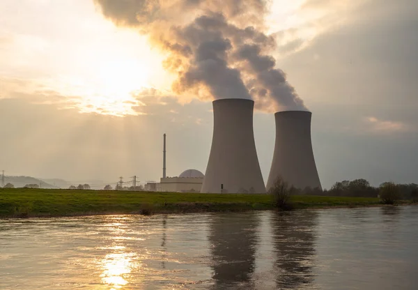 Атомна Електростанція Проти Неба Біля Річки Заході Сонця — стокове фото