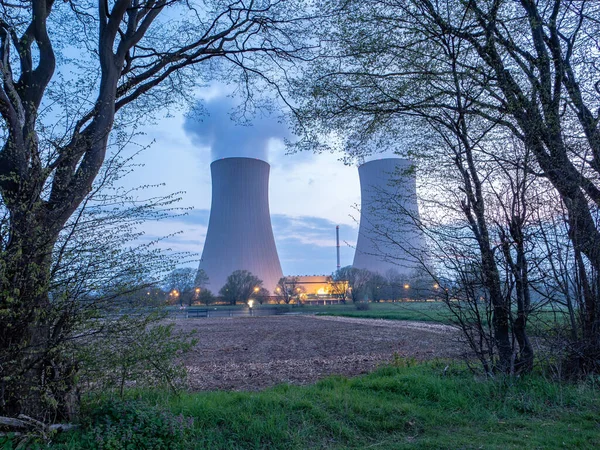 Zweig Mit Grünen Blättern Gegen Atomkraft Plan — Stockfoto