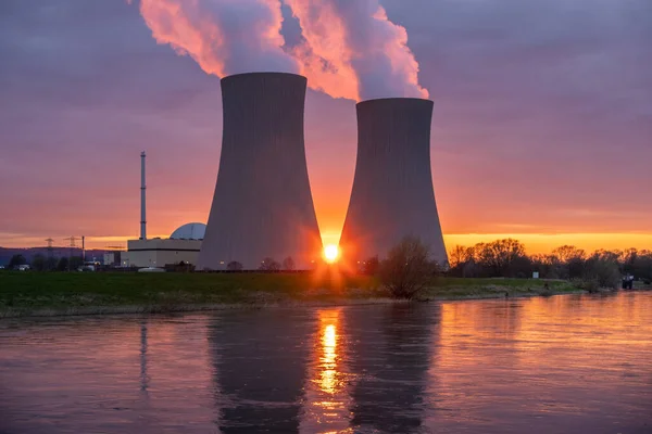 Centrale Nucléaire Contre Ciel Coucher Soleil Images De Stock Libres De Droits