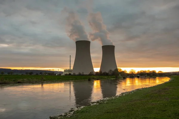 Atomkraftwerk Gegen Den Himmel Fluss Bei Sonnenuntergang — Stockfoto